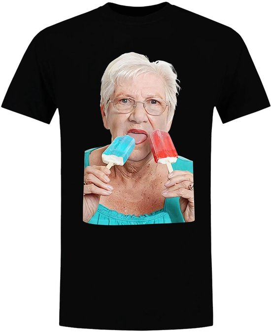 T-shirt noir homme avec une femme âgée léchant deux glaces.