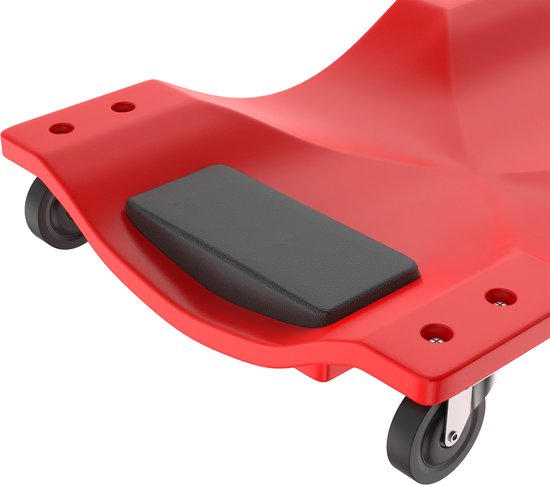 Detail van de rode werkplaatswagens, met kussentje en zwenkwielen.