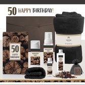Geschenkset "50 Happy Birthday" - 7 Producten - 1400 gram - Triomf Cosmetica | Giftset voor hem Vijftig jaar Luxe Wellness Cadeau box Gefeliciteerd Pakket Verjaardag Geschenk jarige Cadeaupakket Verjaardagscadeau Man Gift Set Forrest Zwart Bruin
