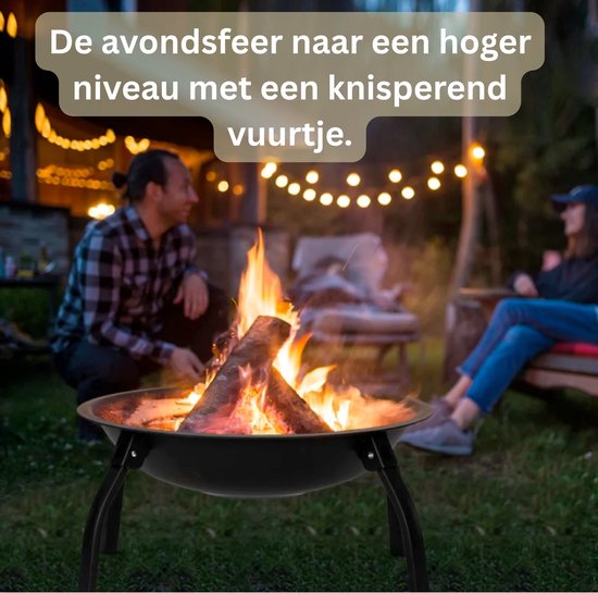 Koppel genietend van een knisperend vuurtje in de zwarte vuurschaal, met sfeerverlichting op de achtergrond.