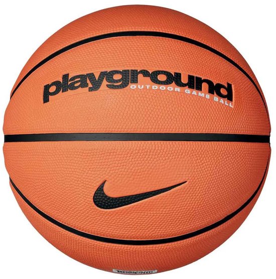 Oranje basketbal met zwarte lijnen en een zwarte Nike swoosh. "playground OUTDOOR GAME BALL" staat erop.