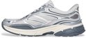 Zijzicht van een zilverkleurige Skechers sneaker met witte en grijze accenten.