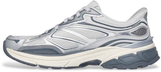 Zijzicht van een zilverkleurige Skechers sneaker met witte en grijze accenten.