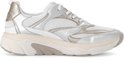 Witte sneaker met zilverkleurige en beige accenten, mesh panelen en een dikke zool.