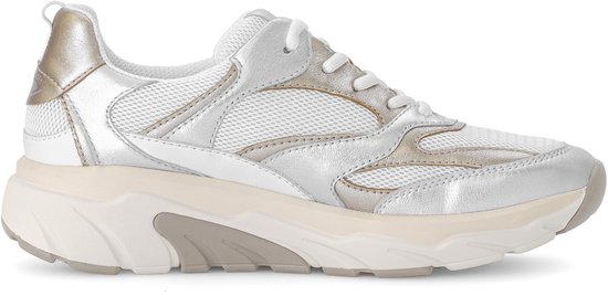 Witte sneaker met zilverkleurige en beige accenten, mesh panelen en een dikke zool.