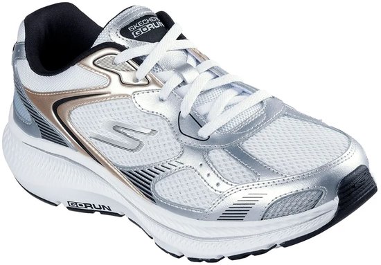 Witte Skechers Go Run dames sneaker met zilverkleurige en koperkleurige accenten, mesh bovenwerk en witte zool.