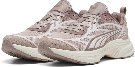 Een paar roze PUMA sneakers met witte zolen en accenten.