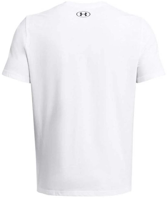 Achterkant van een wit Under Armour T-shirt met een zwart logo op de nek.