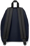 Achterkant van een donkerblauwe Eastpak rugzak met gewatteerde schouderbanden.