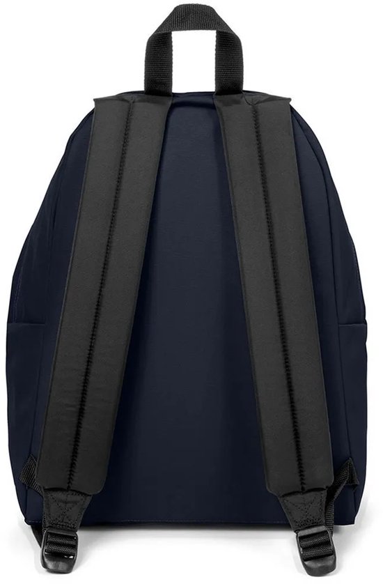 Achterkant van een donkerblauwe Eastpak rugzak met gewatteerde schouderbanden.