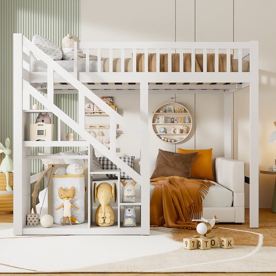 Surmeuble blanc avec escalier de rangement rempli de jouets, banquette blanche avec plaid orange et coussins décoratifs.