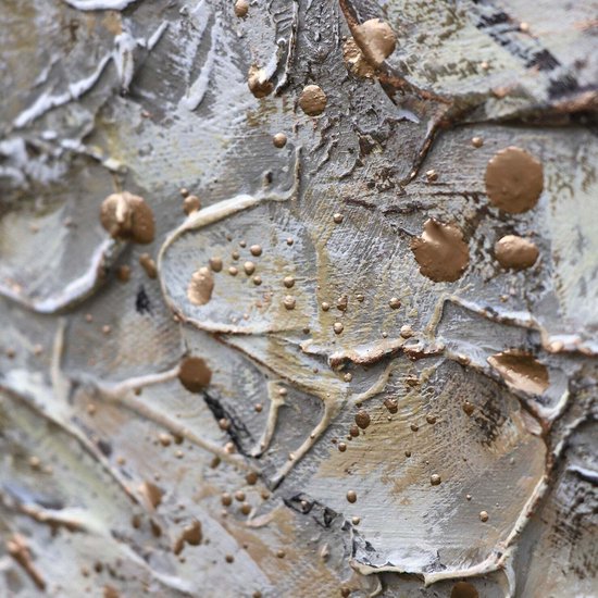 Abstracte textuur met grijstinten, goudkleurige spetters en reliëf.