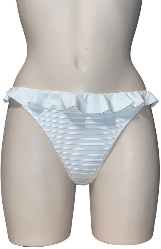 Witte bikinislip met ruches aan de tailleband en horizontale ribbeltextuur. Vooraanzicht.