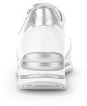 Achterkant van een witte Gabor sneaker met zilveren accenten op de hiel en zool