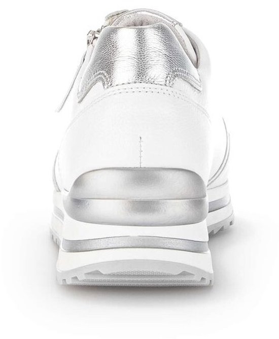 Achterkant van een witte Gabor sneaker met zilveren accenten op de hiel en zool