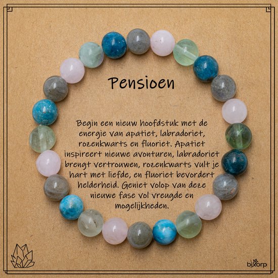 Armband van roze, grijze, groene en blauwe kralen op een bruin kaartje met de tekst 'Pensioen' en de spirituele betekenis.