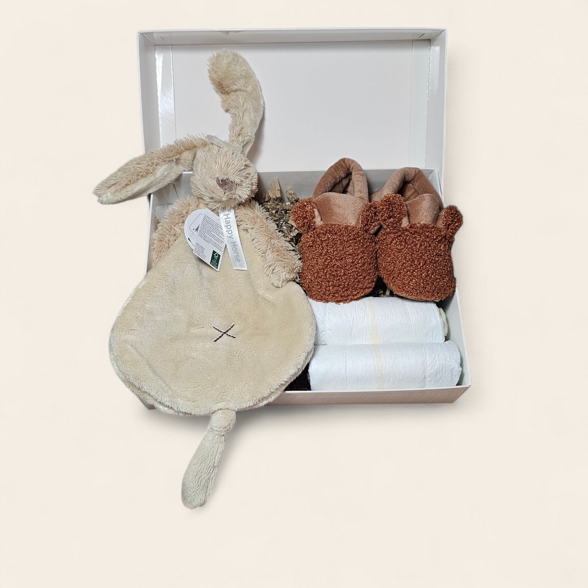 Luxe kraamcadeau – met luiers, Apollo slofjes en Richie beige Tuttle