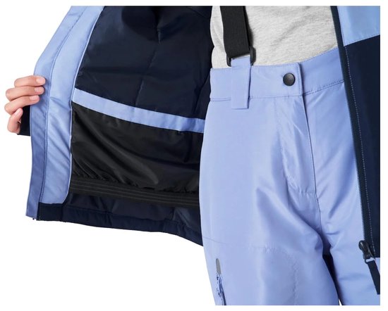 Binnenkant van de lichtblauwe en donkerblauwe kinder ski jas. Een hand toont de binnenvakken.