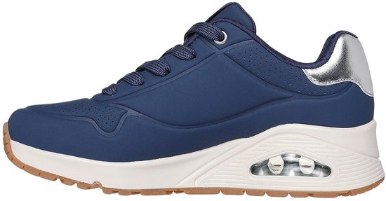 Donkerblauwe Skechers sneaker met zilveren detail op de hiel en een beige zool met luchtdemping.