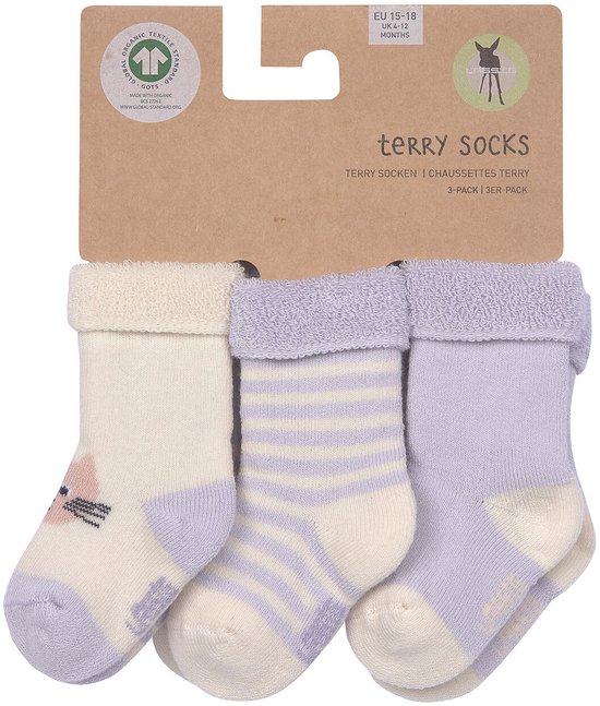 Drie paar crèmekleurige en paarse baby sokken met kattenprint en streepjes, verpakt op karton.