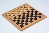 Houten damspel met 24 schijven, 12 lichtbruine en 12 donkerbruine, op een geblokt bord met houten rand.