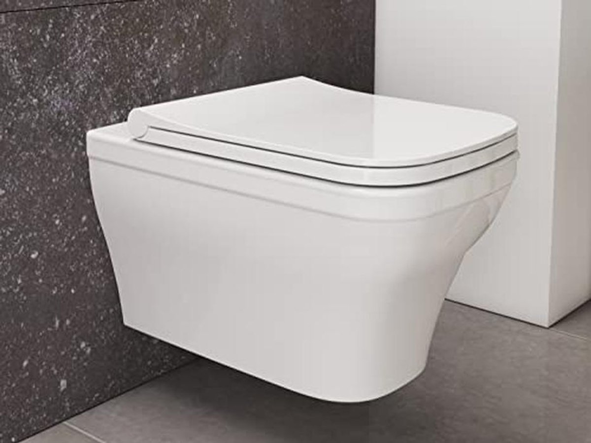 Moderne hangtoilet met softclose, spoelrandloos en hoekig design van keramiek