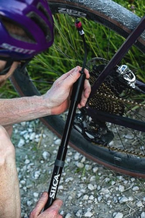 Mini fiets pomp voor gravel en off-road gebruik met hoog volume en isolerende handgreep — afbeelding 2