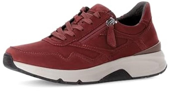 Bordeauxrode suède sneaker met veters, ritssluiting en een witte/grijze zool.