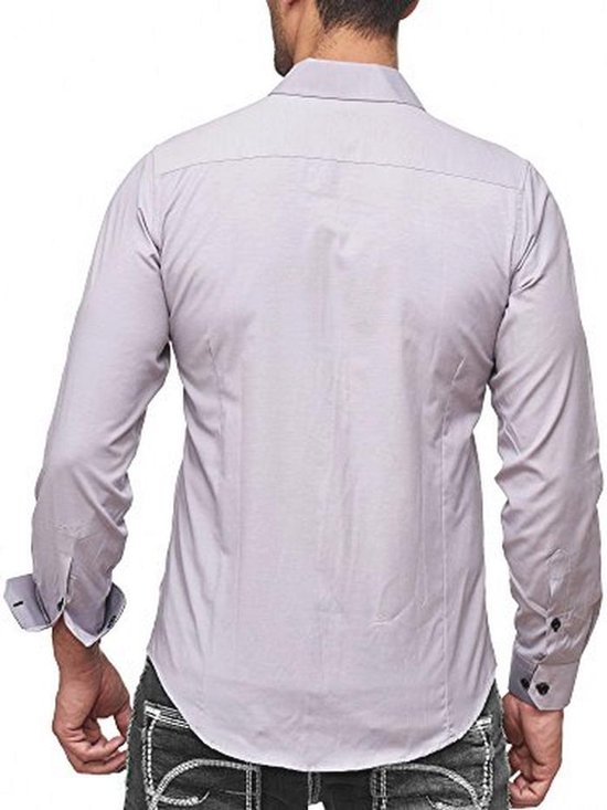 Achterkant van een man in lichtgrijs slim-fit overhemd met zwarte knopen en omgeslagen manchetten.