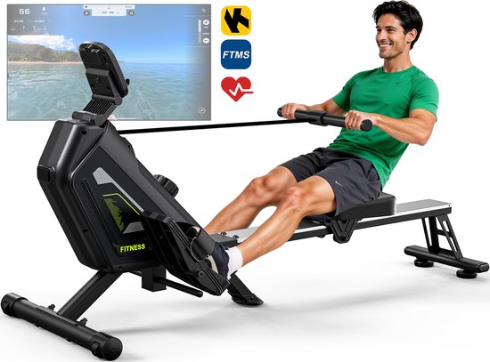 Man in groene shirt roeit op zwarte machine, met een scherm dat een virtuele wateromgeving toont. Hartslag en andere gegevens zichtbaar.
