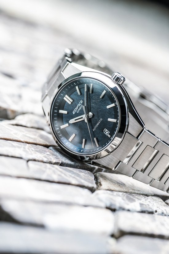 Zilverkleurig Edifice horloge met een donkerblauwe wijzerplaat en zilverkleurige indices.
