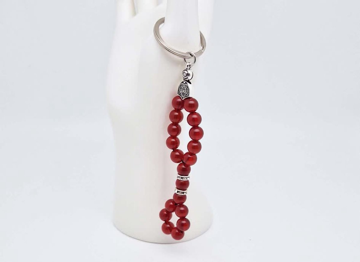 Handgemaakte Herinnering Sleutelhanger van natuursteen " Rood Agaat" en metaal - diameter kralen 8mm - Aantal stenen 19 - Een mooi cadeau-idee en een bijzonder aandenken