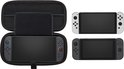 Nintendo Switch consoles in en naast een open zwarte hoes.