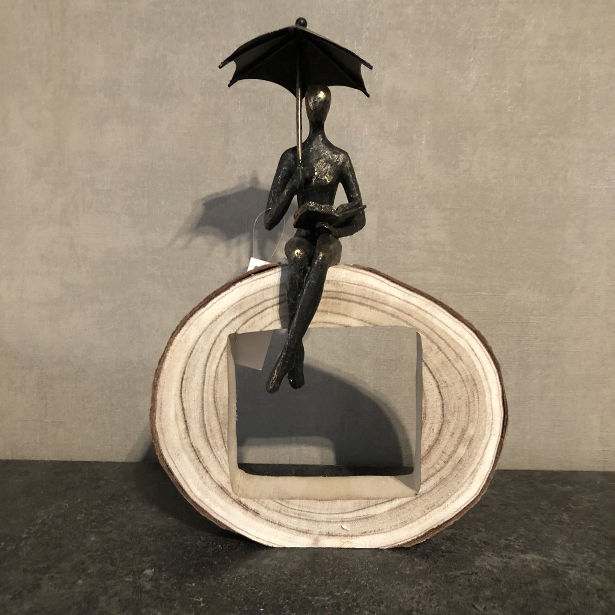 Decoratief Figuur Girl in the rain – Hout/Metaal – Brons