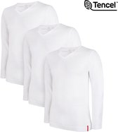 Drie witte Undiemeister T-shirts met V-hals en lange mouwen op een rij, met Tencel logo.