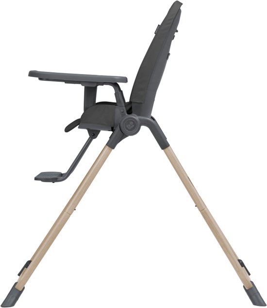 Chaise haute Maxi-Cosi gris foncé de profil avec pieds beiges.