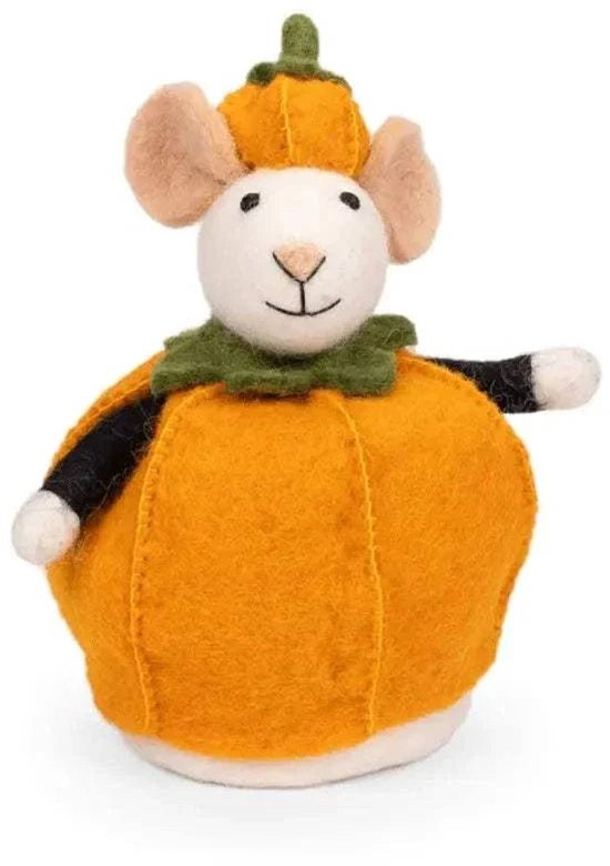 Wit muisje in oranje pompoenpak met groene kraag en zwarte mouwen.