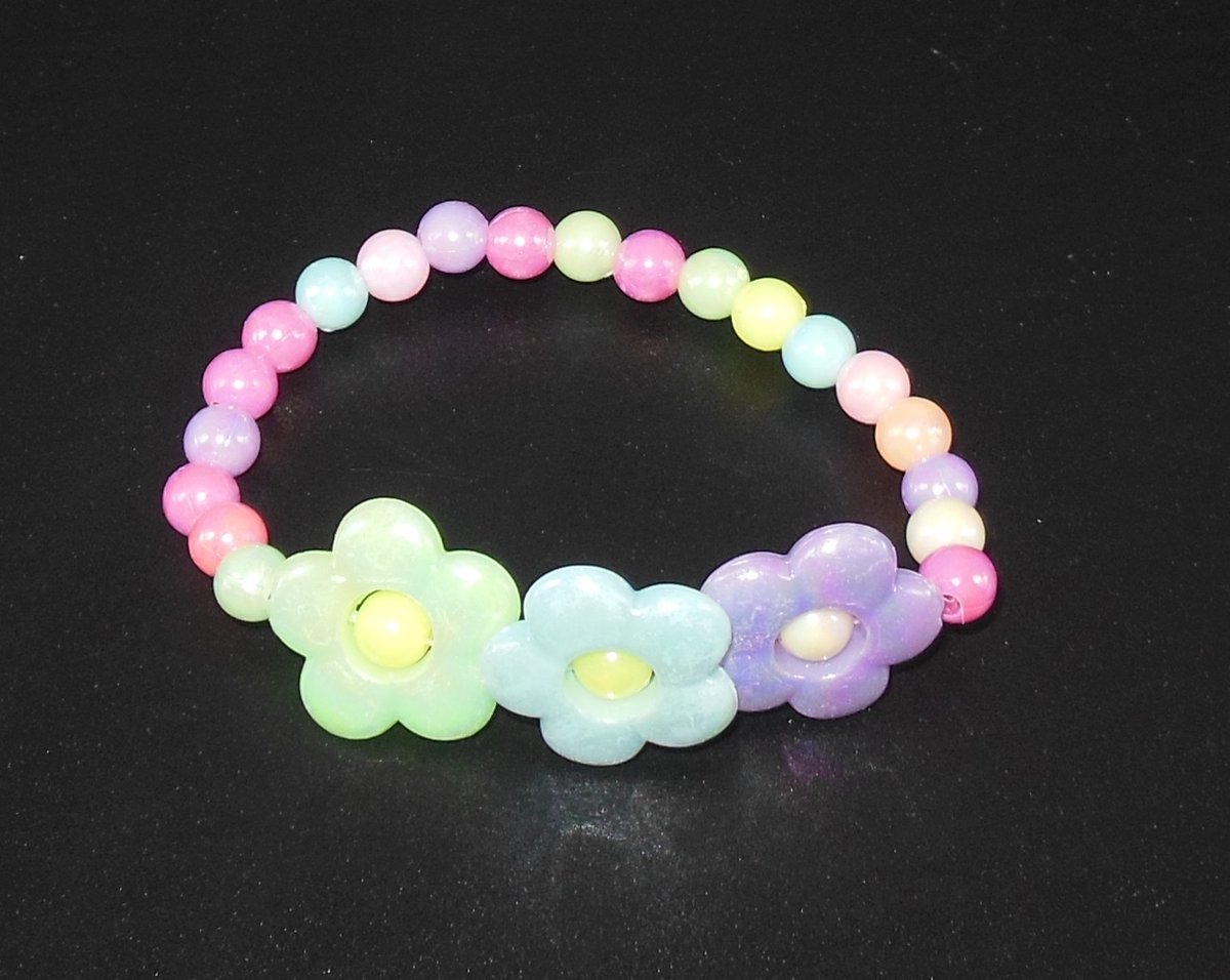 Armbandje kinderen gekleurde parels met 3 bloemen
