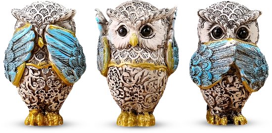 Drie gedetailleerde uil-beeldjes in wit, blauw en goud. De uilen bedekken hun ogen, mond en oren.