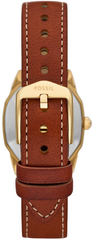 Achterkant van een gouden horloge met bruine leren band, gesp en stiksels.