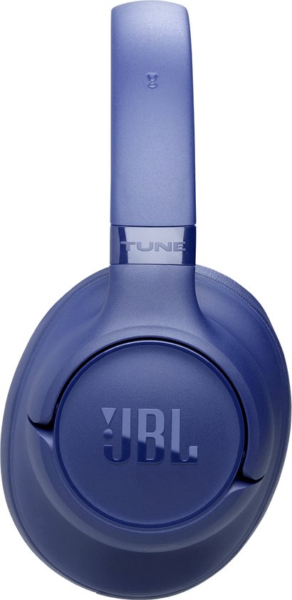 Gedetailleerde foto van een blauwe JBL Tune koptelefoon met JBL logo.