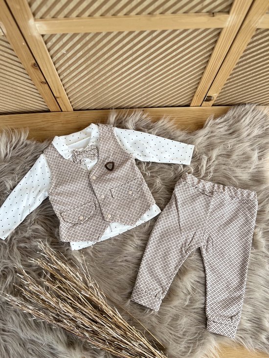 luxe baby pak -jongensset-jongenspak- drie delige katoenen baby set- vest (gilet), broek ,poloshirt met strikje-kleur beige bruin wit -9 tem 12 maanden maat 80