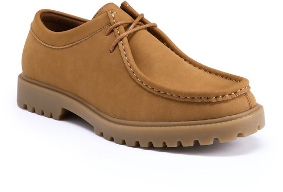 Een bruine suède lage schoen met veters en een dikke zool.