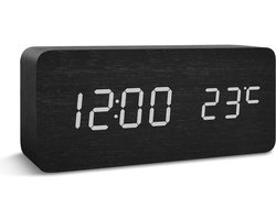 Digitale wekker met duidelijke LED-cijfers en temperatuurweergave, zwart.
