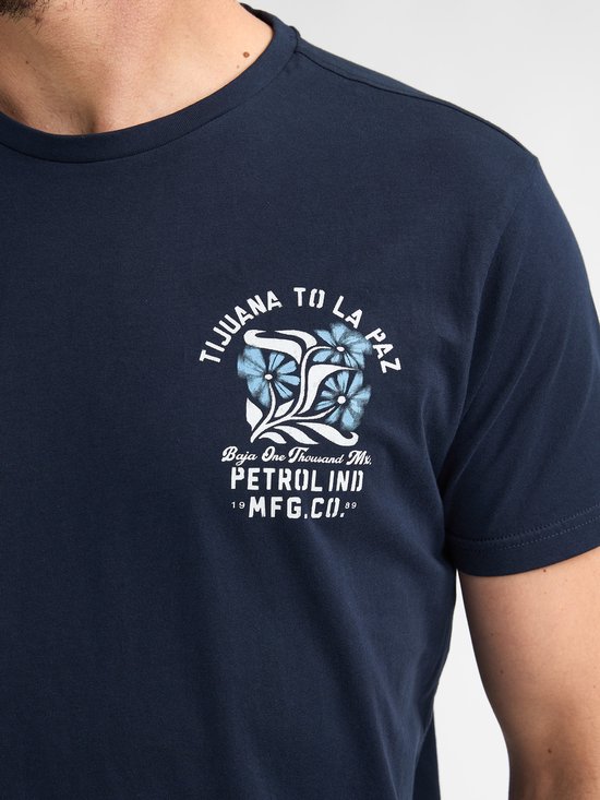 Donkerblauw T-shirt met kleine grafische print op de borst met bloemen en tekst "Tijuana To La Paz", "Baja One Thousand Mx.", "PETROL IND.", "MFG.CO.".