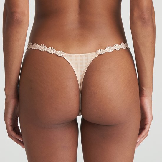 Nude string met bloemenrand gezien vanaf de achterkant.