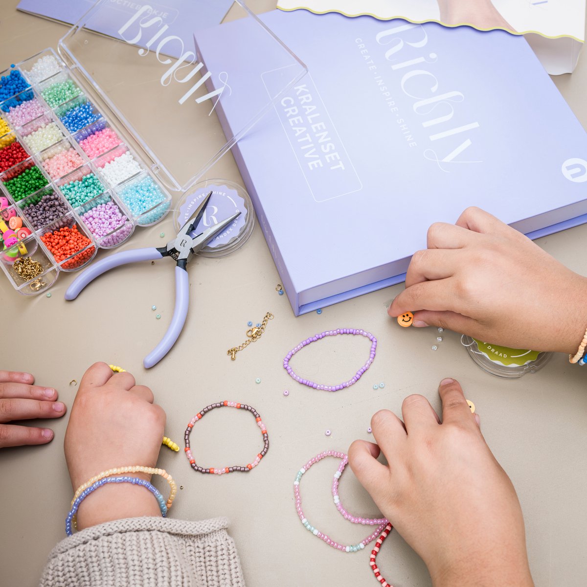 Richly® Kralen set Creative - Armbandjes maken meisjes - gratis E-BOOK - 4500+ Kralen - Complete set & Premium verpakking - 6 unieke Bedels & Gouden RVS-accessoires - Sieraden Maken - Letterkralen - Kralenketting - Knutselen meisjes — afbeelding 6