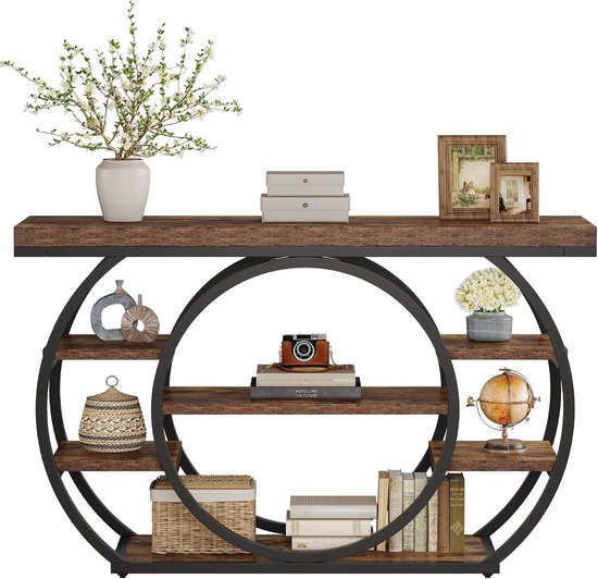 Bruine consoletafel met zwarte metalen cirkel-structuur, 5 open vakken, met decoraties zoals een camera, boeken en een wereldbol.
