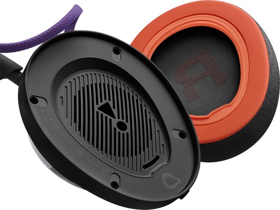 Close-up van de oorschelp van een JBL headset, met afneembaar oranje kussen.