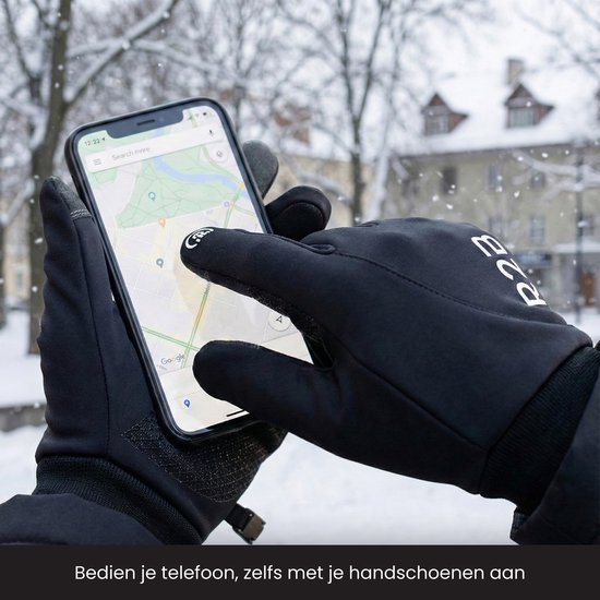 Zwarte R2B handschoenen worden gedragen om een smartphone te bedienen in de sneeuw.